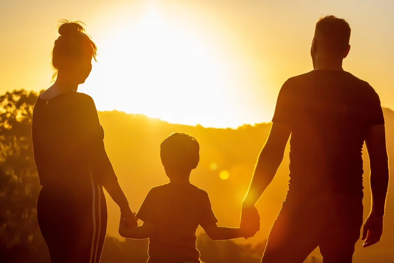 familia cogida de la mano
